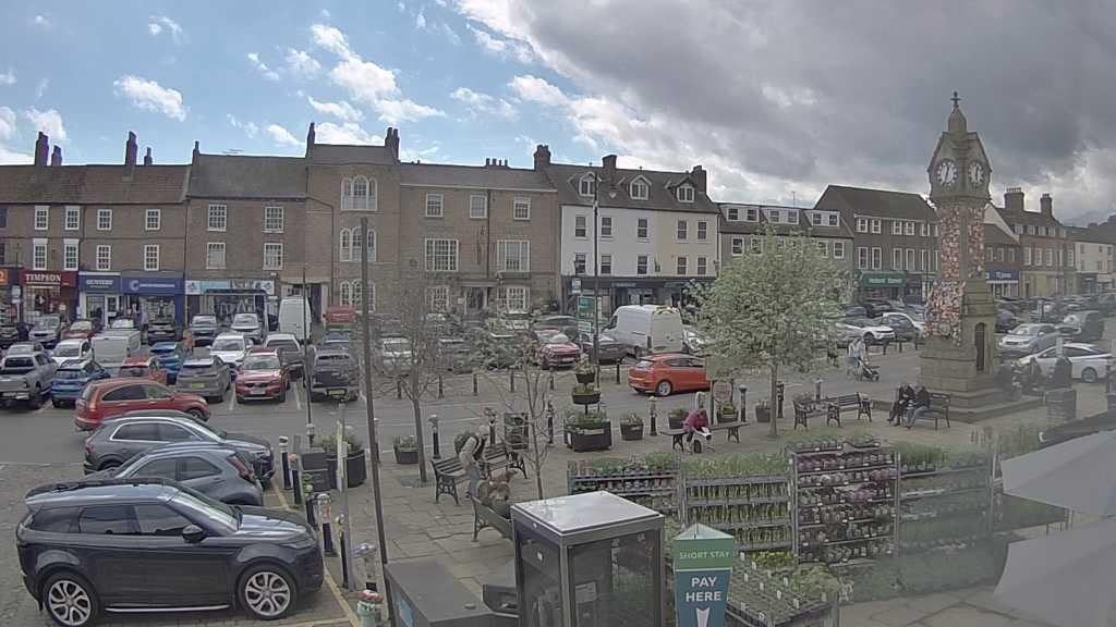 Thirsk webcam overlooking the Market Place