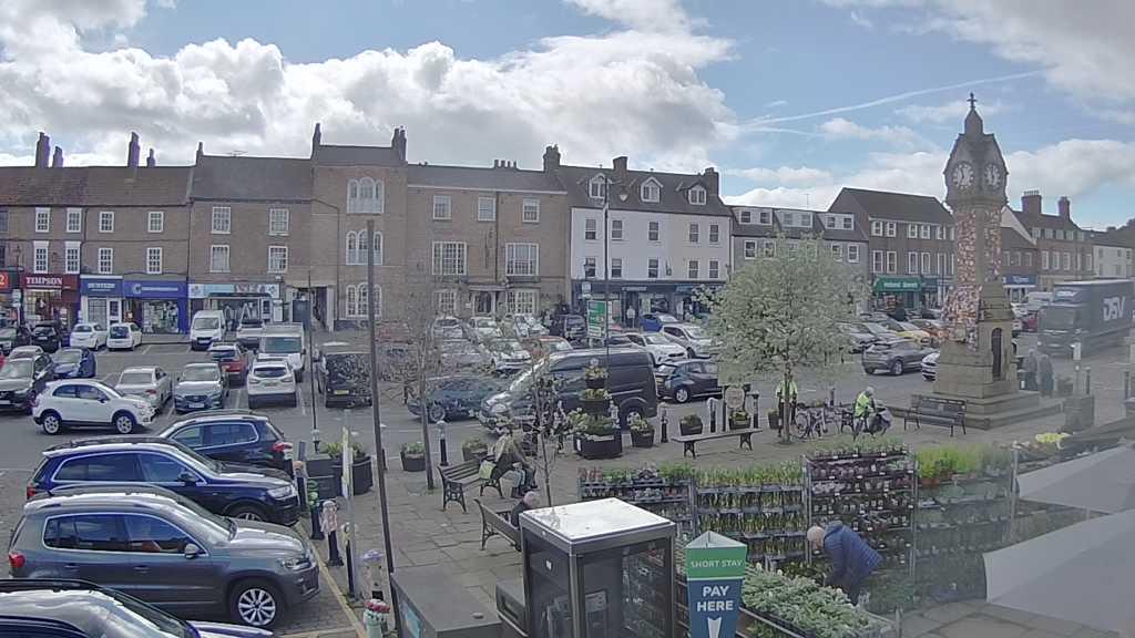 Thirsk webcam overlooking the Market Place