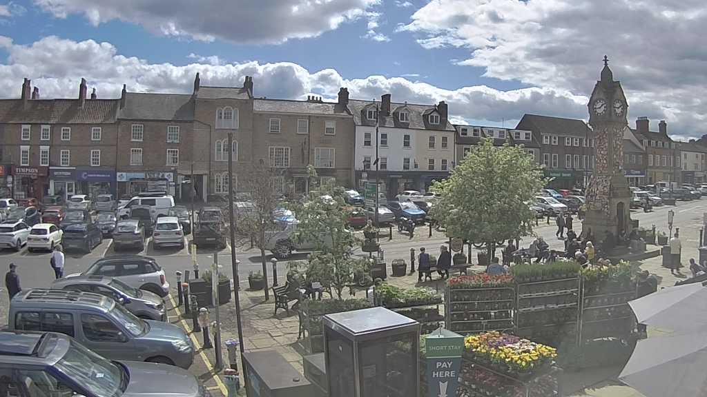 Thirsk webcam overlooking the Market Place