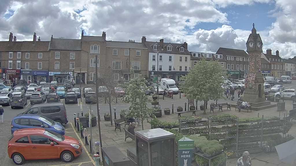 Thirsk webcam overlooking the Market Place