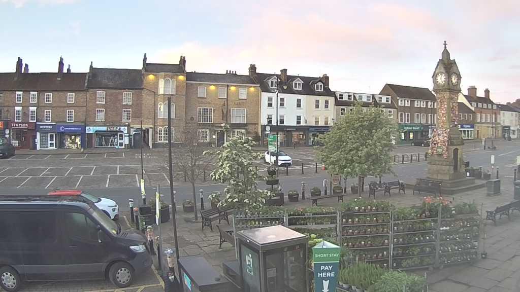 Thirsk webcam overlooking the Market Place