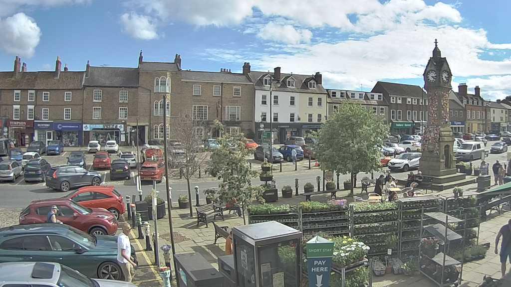 Thirsk webcam overlooking the Market Place