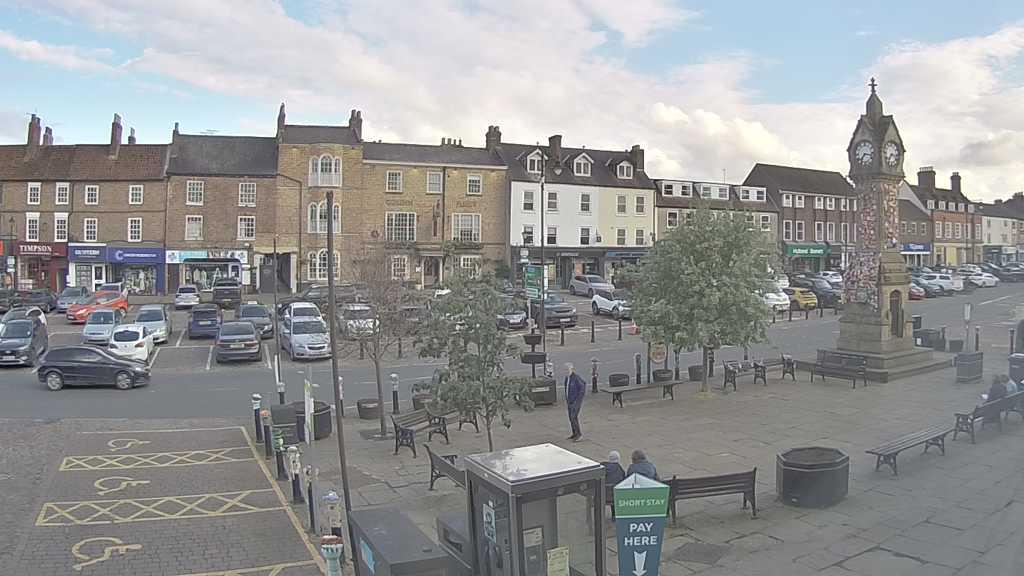 Thirsk webcam overlooking the Market Place