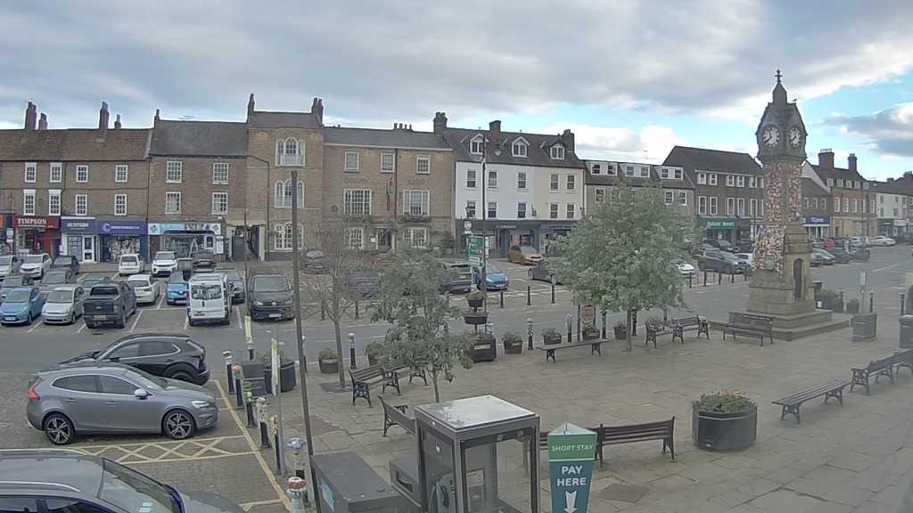 Thirsk webcam overlooking the Market Place