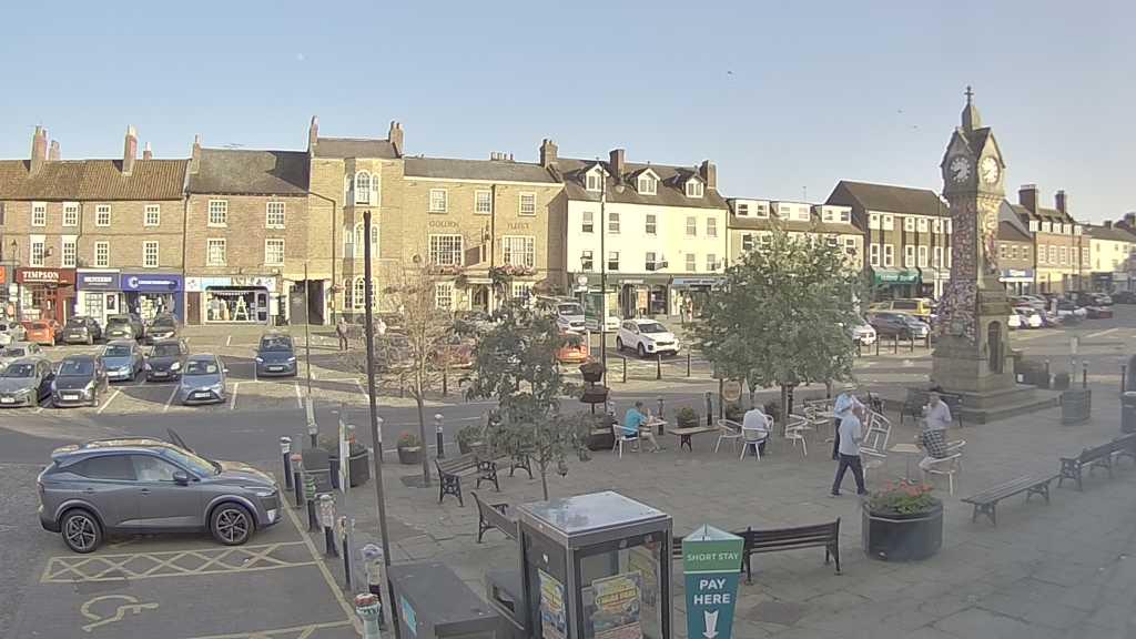Thirsk webcam overlooking the Market Place