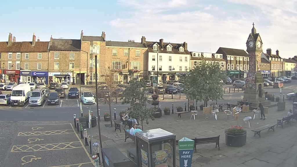 Thirsk webcam overlooking the Market Place