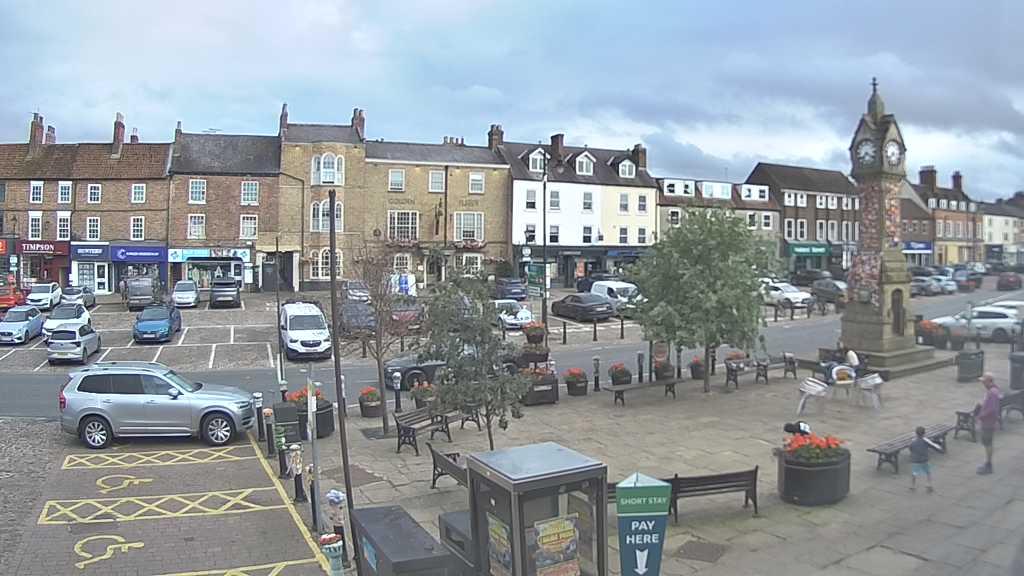 Thirsk webcam overlooking the Market Place