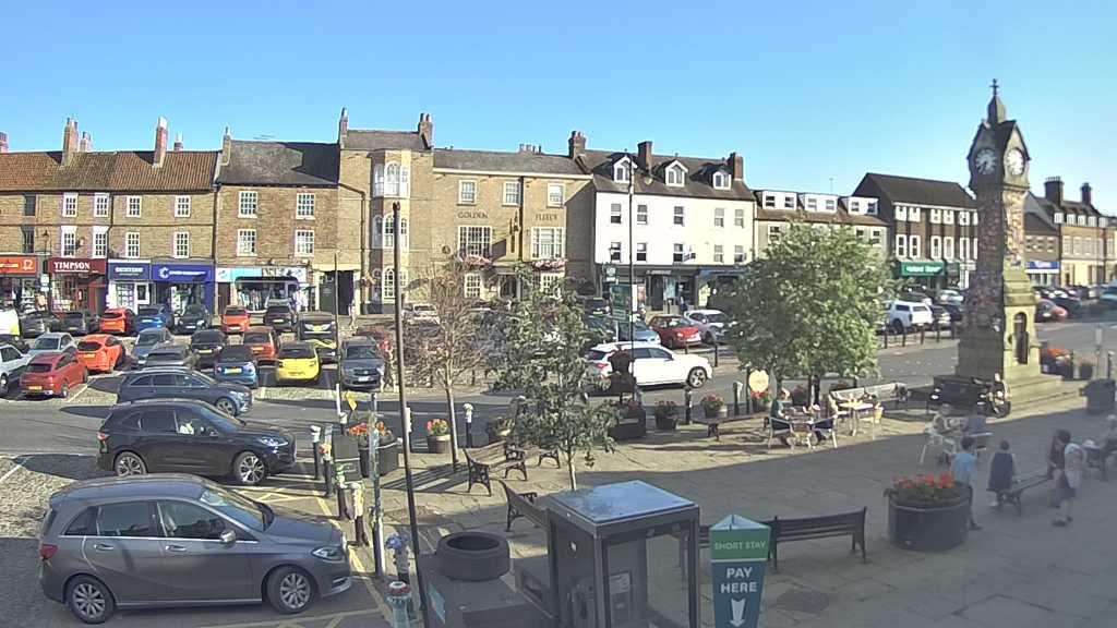 Thirsk webcam overlooking the Market Place