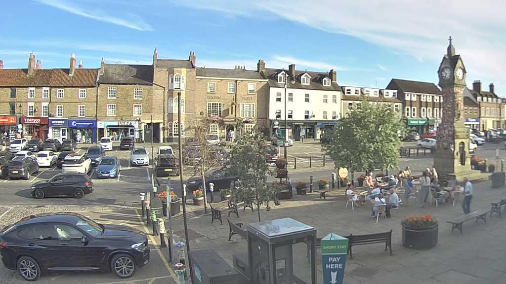 Thirsk webcam overlooking the Market Place
