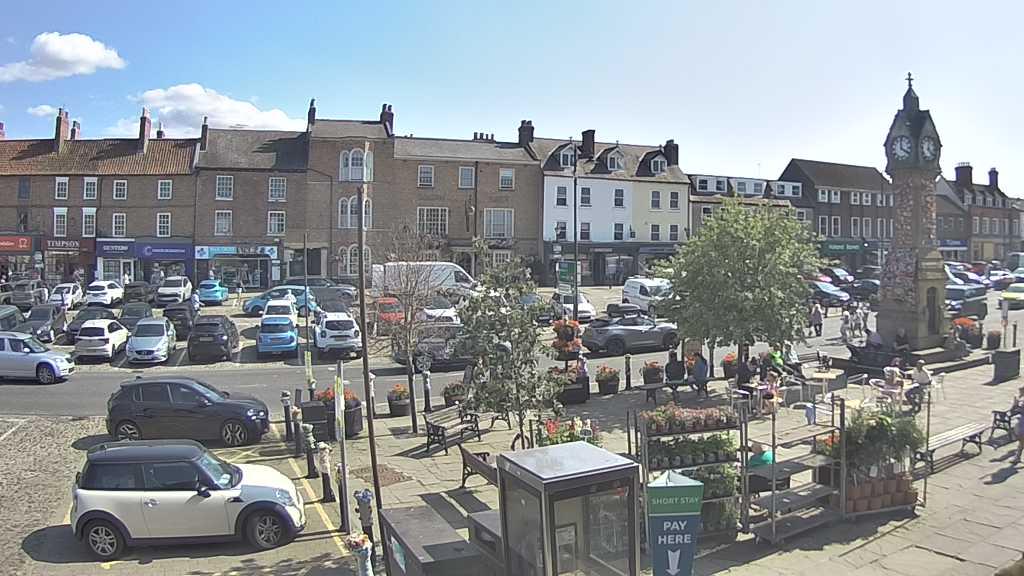 Thirsk webcam overlooking the Market Place
